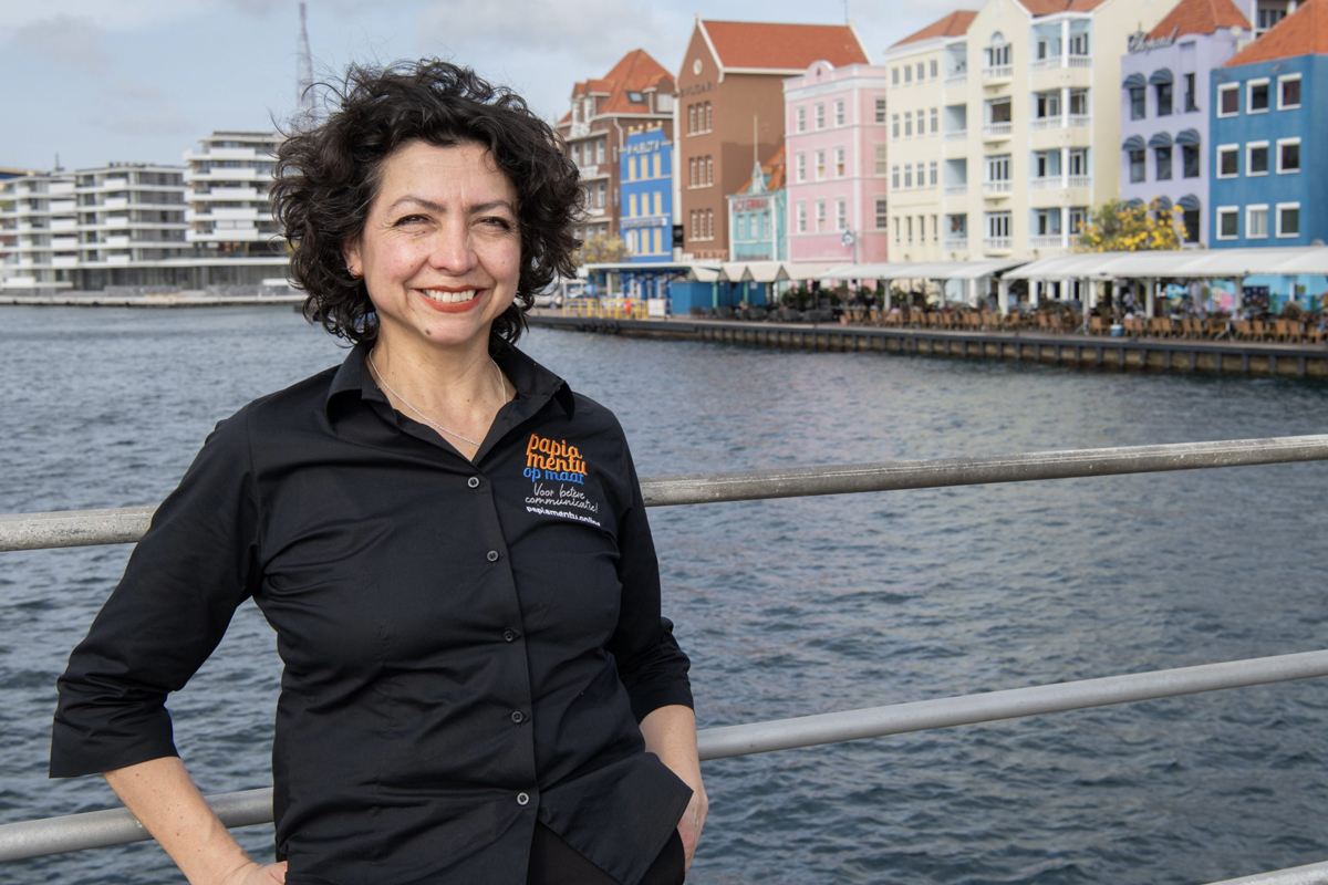 Hellen Noort staat op de pontjesbrug bij de Annabaai